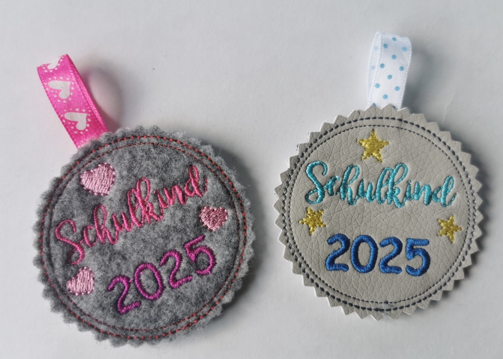 Bild 1 von ITH Schulkind Anhänger für Jungen und Mädchen 6cm im 10x10cm Stickrahmen